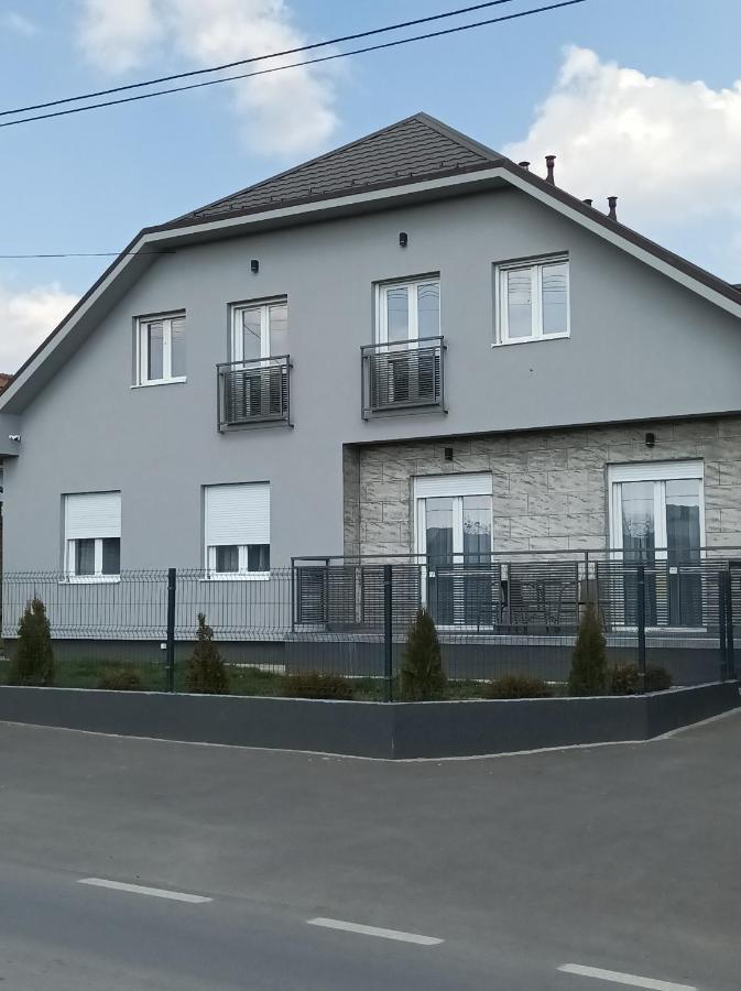 Aaapartmani Indjija Indija Exterior photo